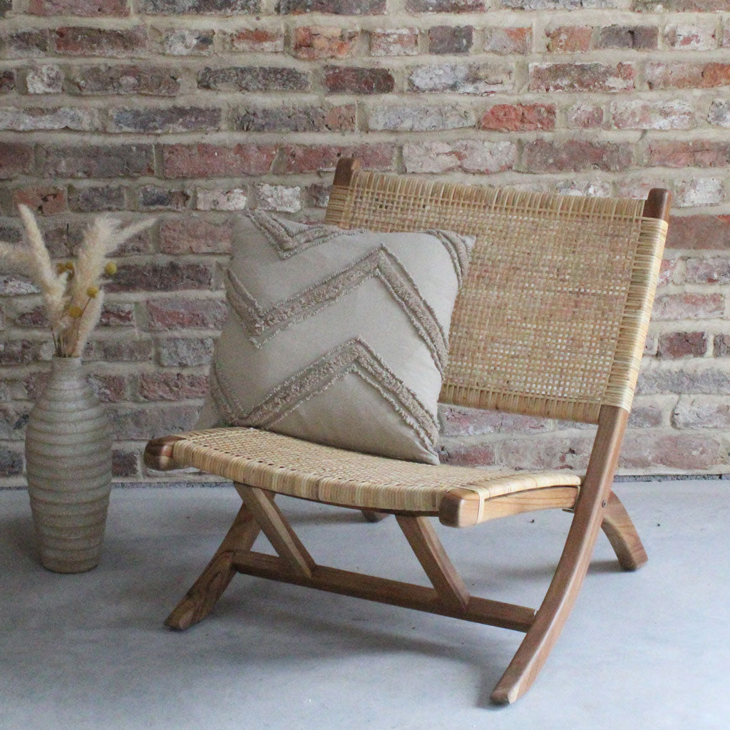 Folding rattan online lounge chair